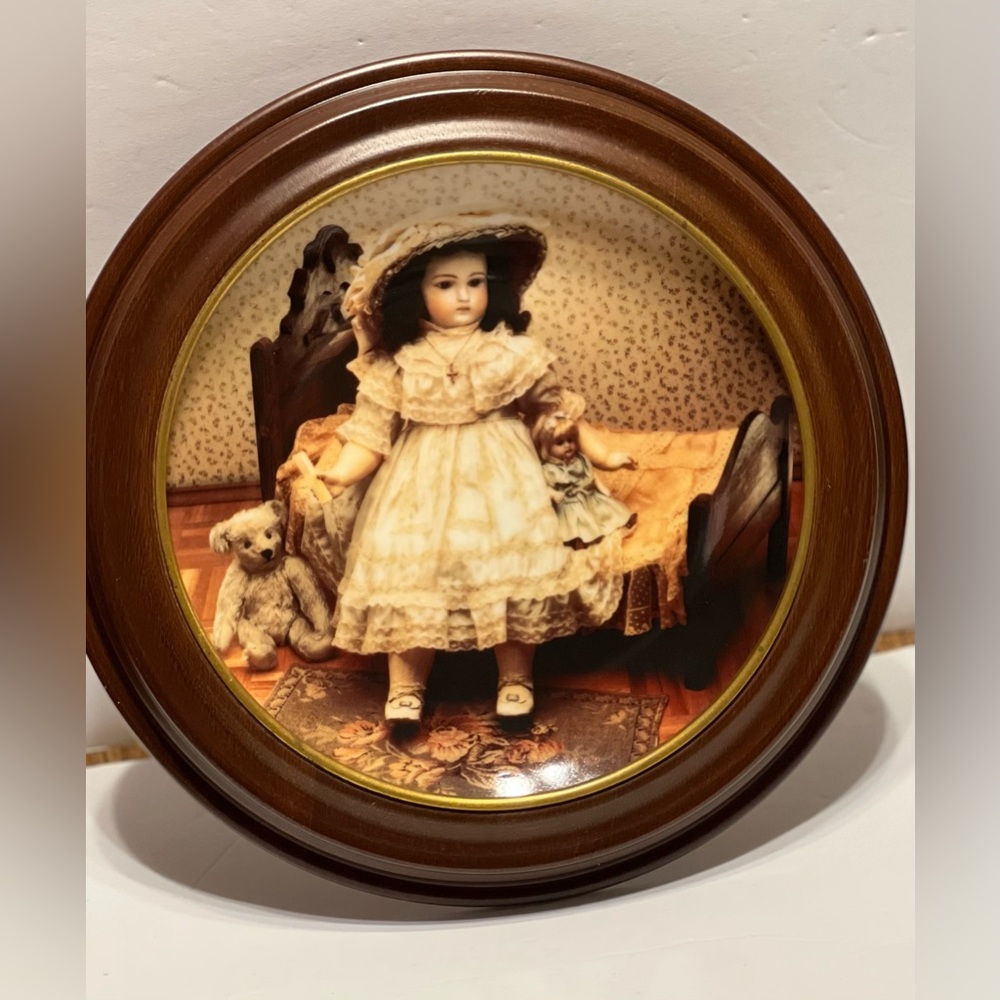 Gorham Yesteryears Doll Museum Decorative Plate Hygan & Smythe Frame